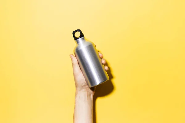Primer Plano Mano Masculina Sosteniendo Botella Agua Ecológica Aluminio Aislada — Foto de Stock