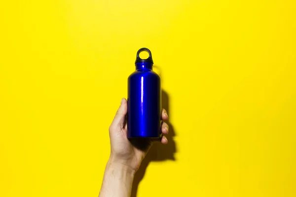 Primer Plano Botella Agua Termo Eco Aluminio Mano Azul Clásico — Foto de Stock