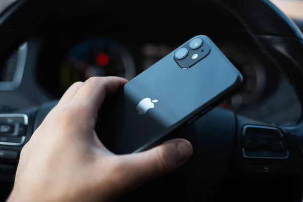 Chisinau Moldova 2019 클로즈업 자동차 운전대 배경에 아이폰 11을들고 — 스톡 사진