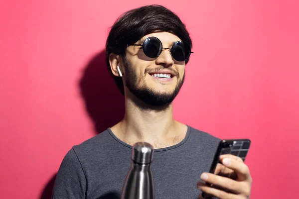 Retrato Joven Sonriente Con Gafas Sol Usando Auriculares Inalámbricos Teléfono — Foto de Stock