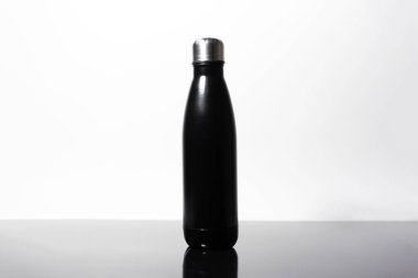 Siyah çelik termos, su için eko şişe, siyah cam, beyaz arka plan..