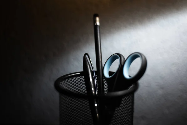 Ceruzakosár Közelkép Tollal Ollóval Ceruzával Fekete Alapon — Stock Fotó