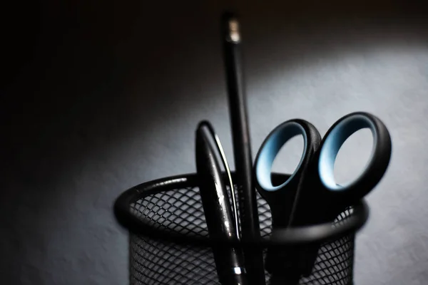 Ceruzakosár Közelkép Tollal Ollóval Ceruzával Fekete Alapon — Stock Fotó