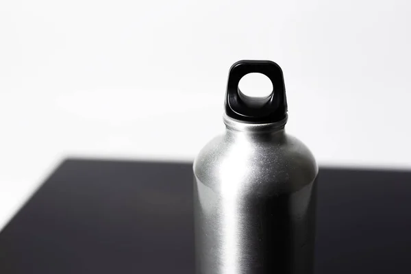 Nahaufnahme Einer Thermo Ökoflasche Aus Aluminium Für Wasser Oder Eine — Stockfoto