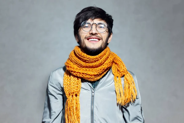 Portret Van Een Lachende Jongeman Met Een Bril Een Oranje — Stockfoto