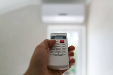 İnsan eliyle saç kremi için uzaktan kumandayı kapat.