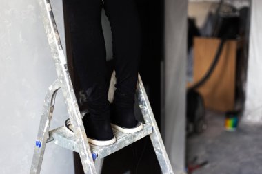 Dairede Bacak ve Çelik Merdiven Üzerinde Yakın Çekim.