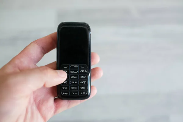 Närbild Man Hand Hålla Gamla Svarta Mobiltelefon — Stockfoto