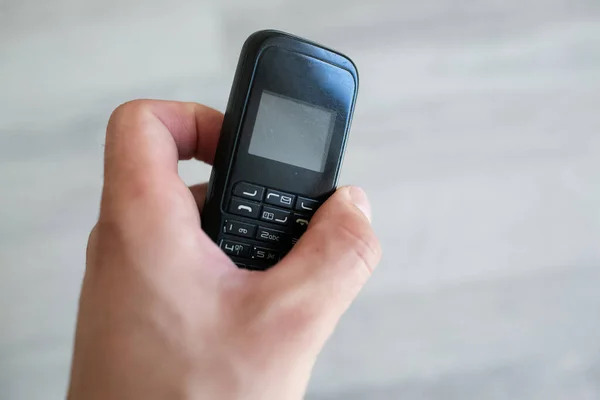 Närbild Man Hand Hålla Gamla Svarta Mobiltelefon — Stockfoto