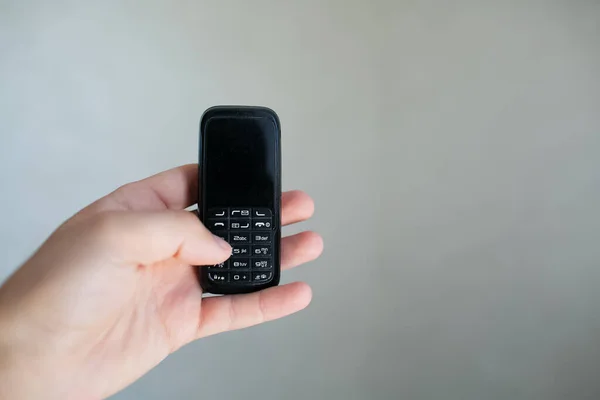 Närbild Man Hand Hålla Gamla Svarta Mobiltelefon — Stockfoto