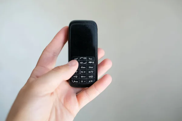 Close Van Man Hand Houden Van Oude Zwarte Mobiele Telefoon — Stockfoto
