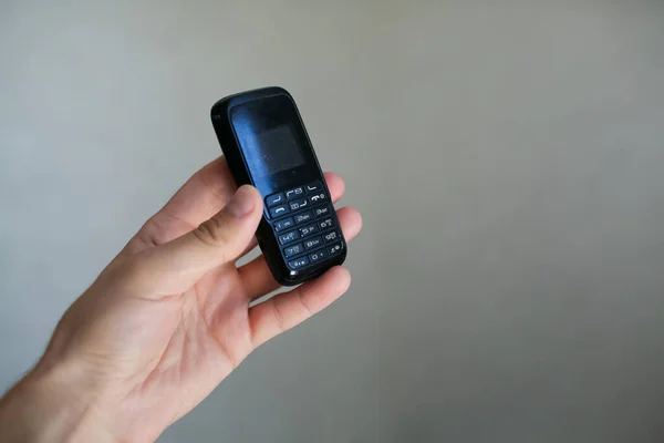Närbild Man Hand Hålla Gamla Svarta Mobiltelefon — Stockfoto