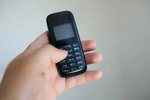 Close Van Man Hand Houden Van Oude Zwarte Mobiele Telefoon — Stockfoto