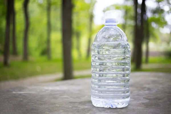 Botella Plástico Grande Con Agua Aire Libre — Foto de Stock