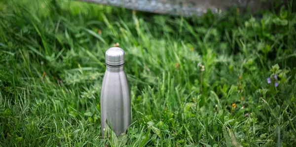 Botella Termo Inoxidable Hierba Verde — Foto de Stock