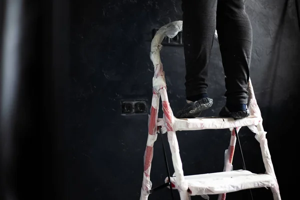 Close Van Benen Rode Stalen Ladder Achtergrond Zwarte Muur Van — Stockfoto