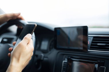 Sürücünün el kamerasında arabanın içinde akıllı telefon var..