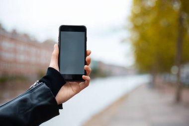 Akıllı telefonun yakın plan görüntüsü, kızın elinde.. 