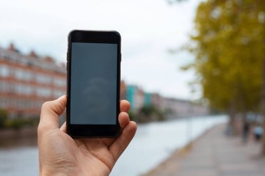 Akıllı telefonun yakın plan görüntüsü, kızın elinde.. 
