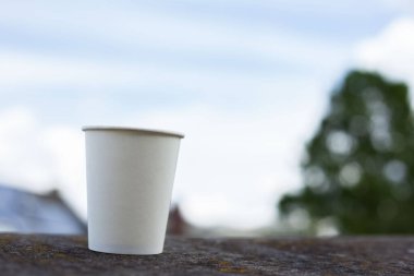 Beyaz kağıt bardakların yakın plan modeli..