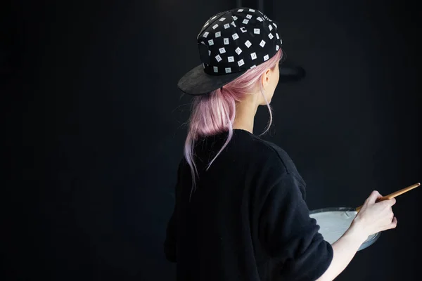 Achteraanzicht Van Jong Meisje Met Roze Haar Schilderen Muur Met — Stockfoto