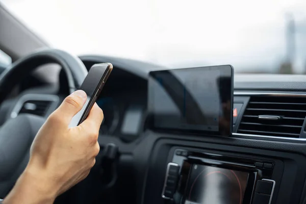 Nahaufnahme Der Hand Des Fahrers Die Das Smartphone Auto Hält — Stockfoto