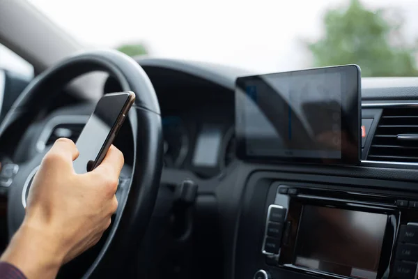 Κοντινό Πλάνο Του Οδηγού Χέρι Κρατώντας Smartphone Μέσα Στο Αυτοκίνητο — Φωτογραφία Αρχείου