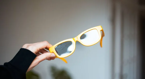 Sárga Szemüveget Tartó Női Kéz Közelsége — Stock Fotó