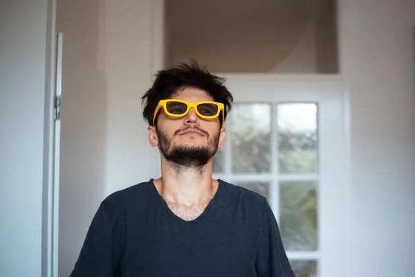 Retrato Joven Serio Con Gafas Sol Amarillas — Foto de Stock
