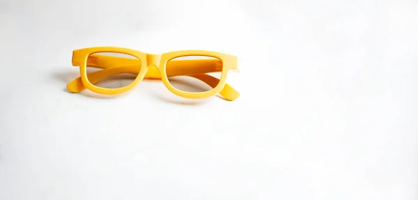 Primer Plano Las Gafas Amarillas Aisladas Sobre Fondo Blanco — Foto de Stock
