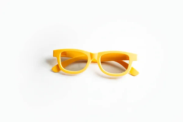 眼睛用黄色塑料眼镜的特写 白色背景与阴影隔离 — 图库照片