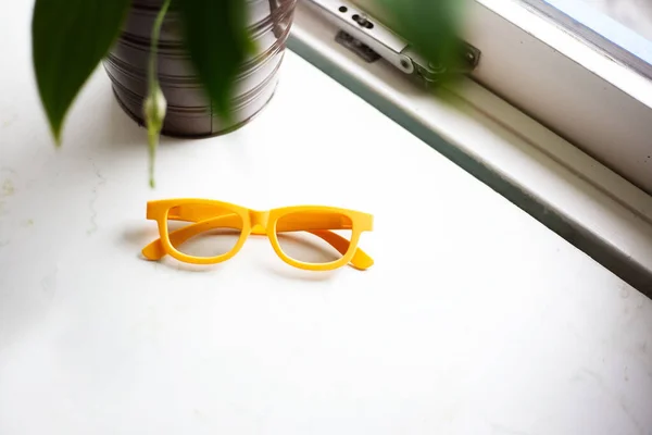 Nahaufnahme Gelber Gläser Auf Fensterbank Der Nähe Von Pflanzen — Stockfoto