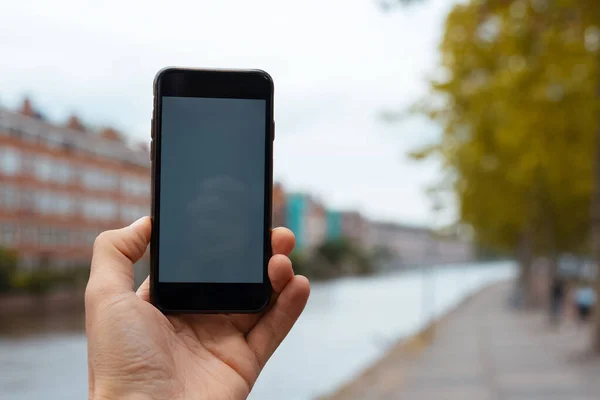 Primer Plano Del Smartphone Con Maqueta Mano Chica —  Fotos de Stock