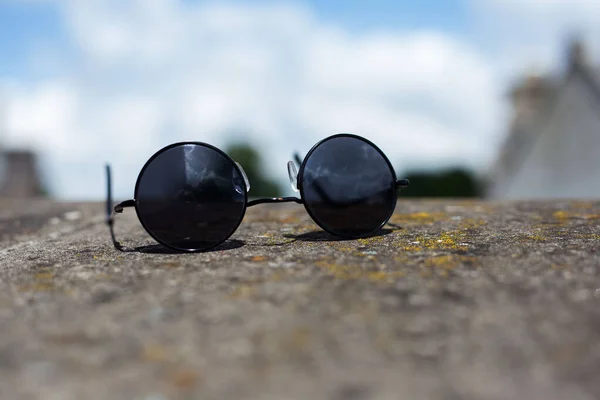 Detailní Záběr Černé Kulaté Sluneční Brýle Kameni — Stock fotografie