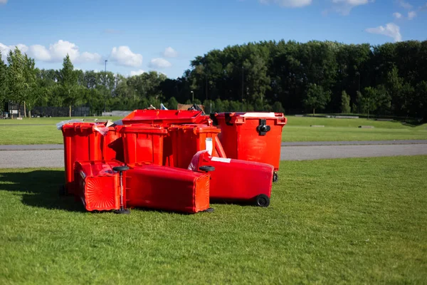 Rote Müllcontainer Auf Dem Grünen Rasen Park Vor Blauem Himmel — Stockfoto