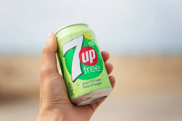 Haia Países Baixos 2019 Jovem Segurando Banco Novos 7Up Grátis — Fotografia de Stock