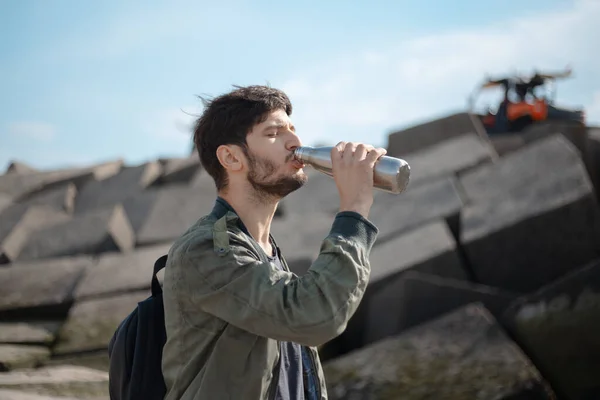 Retrato Hombre Joven Con Mochila Usando Botella Agua Termo Acero — Foto de Stock