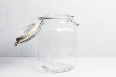 Beyaz arkaplanda termo cam kavanoz.