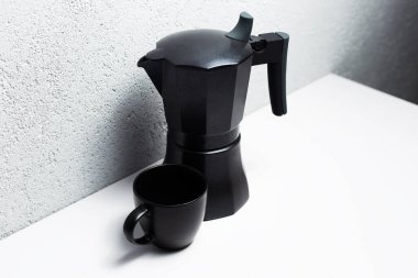 Sütlü kahve ve iki fincan, beyaz kahve..