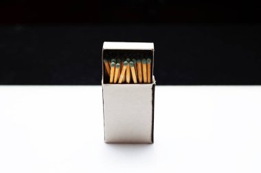 Açılan kibrit kutusunu maketle kapat.