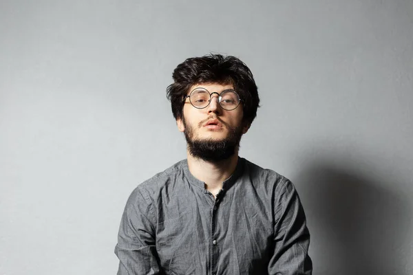 Portrait Barbu Confiant Avec Des Cheveux Des Lunettes Ébouriffés Sur — Photo