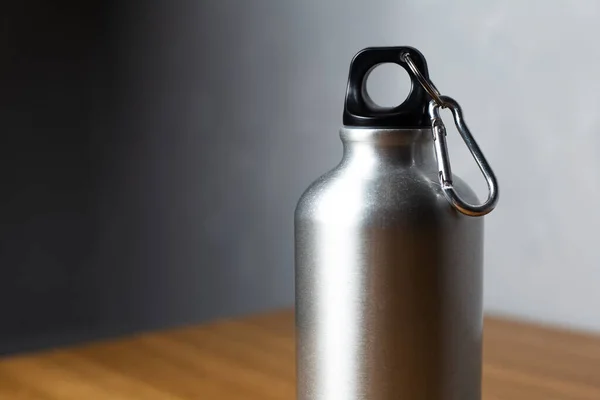 Botella Térmica Plata Sobre Mesa Madera — Foto de Stock