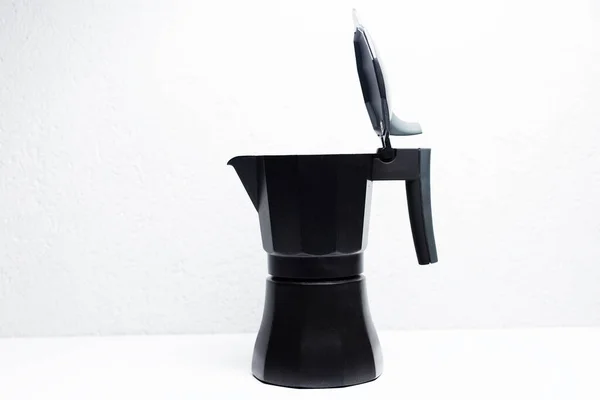 Fekete Kávé Moka Pot Fehér Alapon — Stock Fotó