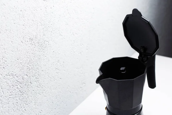 Fekete Kávé Moka Pot Fehér Alapon — Stock Fotó