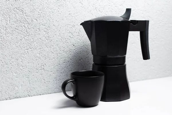 Fekete Kávé Moka Edény Két Csésze Fehér — Stock Fotó