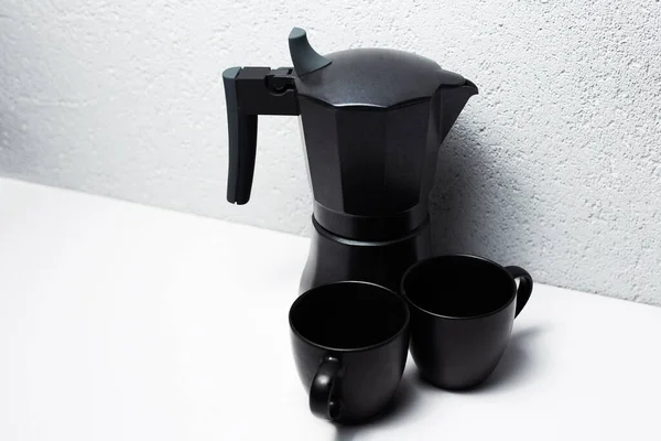 黒のコーヒーモカ鍋と2つのカップ — ストック写真