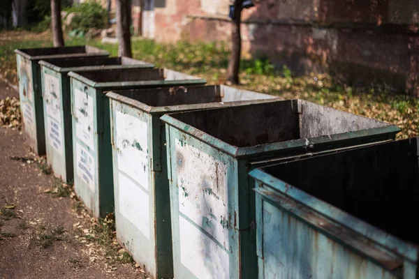 Zbliżenie Starych Pojemników Śmieci Opuszczonym Miejscu — Zdjęcie stockowe