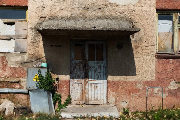 Close Van Deuren Gevelachtergrond Van Verlaten Gebouw — Stockfoto