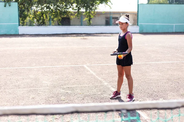 Porträt Eines Teenagers Beim Tennisspielen Auf Dem Sportplatz — Stockfoto