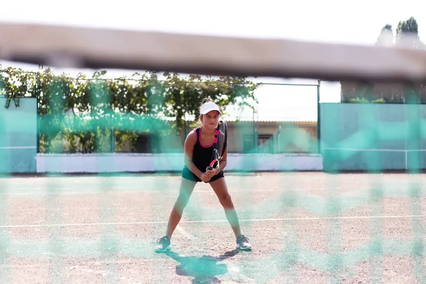 Portret Van Tiener Meisje Spelen Tennis Sportveld — Stockfoto